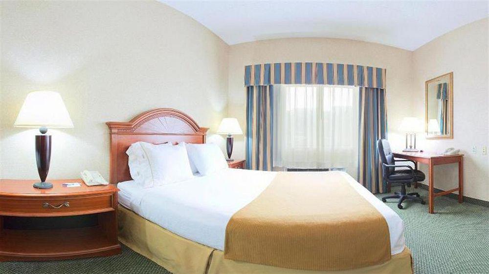Express Pittsburgh-north/harmarville By Ihg Hotel 2*