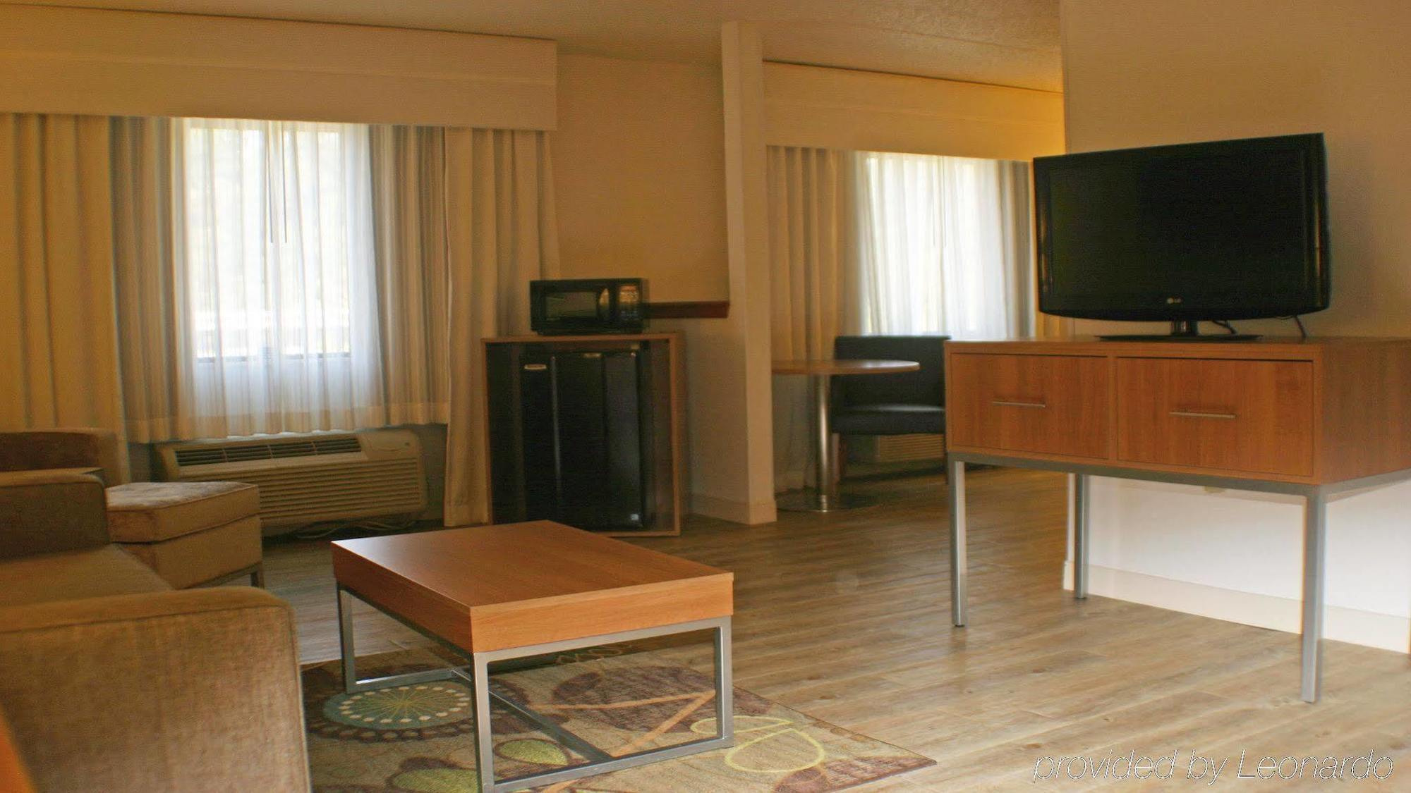 Express Pittsburgh-north/harmarville By Ihg Hotel 2*